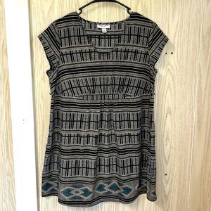 Liz Lang Maternity Short sleeve shirt. Gathered at high waist. Black grey print